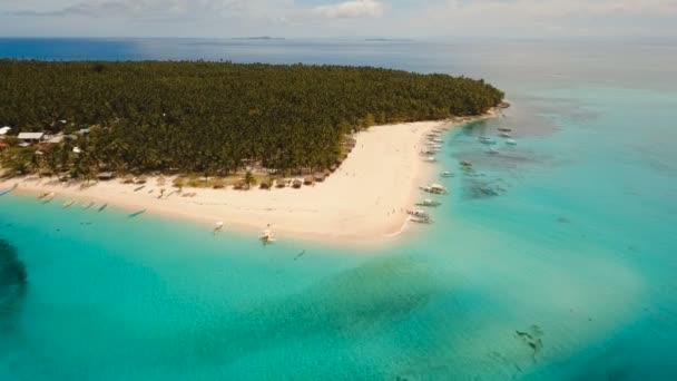 Vista aérea bela praia na ilha tropical. Ilha de Daco, Filipinas, Siargao . — Vídeo de Stock