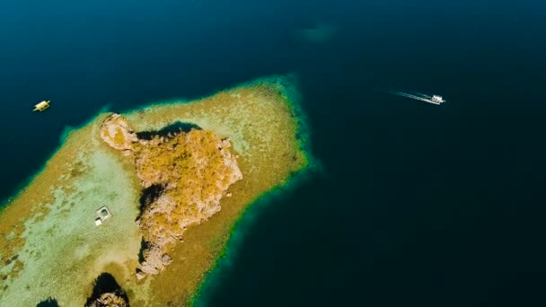 空中ビュー熱帯ラグーン、海、ビーチ。熱帯の島。フィリピンのパラワン州ブスアンガ. — ストック動画