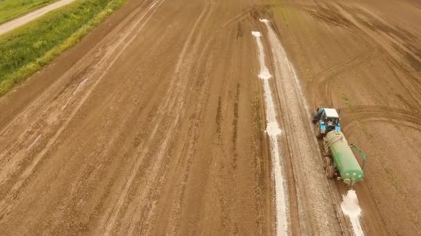 El tractor está rociando el campo de fertilizantes. — Vídeos de Stock