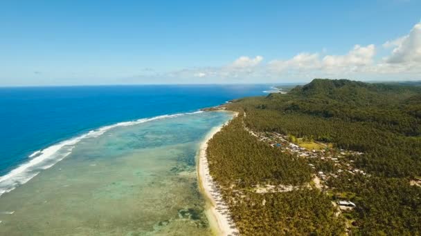 Zeegezicht met tropisch eiland, strand, rotsen en golven. Siargao, Filipijnen. — Stockvideo