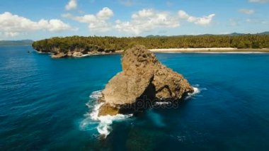 Mavi deniz taş, cliff. Philippines,Siargao.Aerial görünüm.