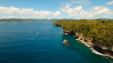 Havadan görünümü kayalıklarla ve dalga. Filipinler, Siargao.