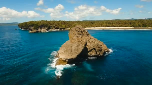 Rock, rots in de blauwe zee. Philippines,Siargao.Aerial weergave. — Stockvideo