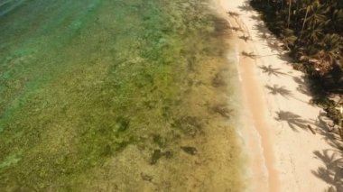 Hava güzel bir plaj tropikal bir adada görüntüleyin. Filipinler, Siargao.