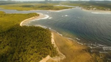 Tropik ada, plaj, kayalar ve dalgalar deniz manzarası. Siargao, Türkiye.