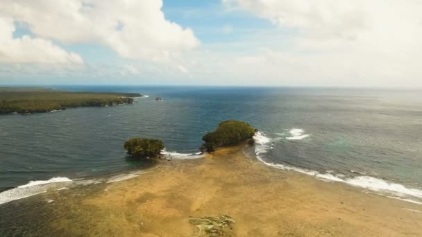 Tropik ada, plaj, kayalar ve dalgalar deniz manzarası. Siargao, Türkiye. — Stok video