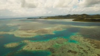 Havadan görünümü tropikal lagün, deniz, plaj. Tropik ada. Siargao, Türkiye.