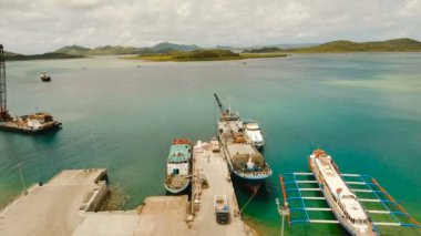 Kargo ve yolcu Dapa şehir havadan görünümü limanında transit. Siargao Adası, Filipinler.