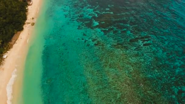 Luftaufnahme schönen tropischen Insel und Sandstrand. Boracay-Inselphilippinen. — Stockvideo