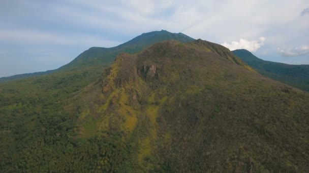 山の中の熱帯林。フィリピン カミギン島. — ストック動画