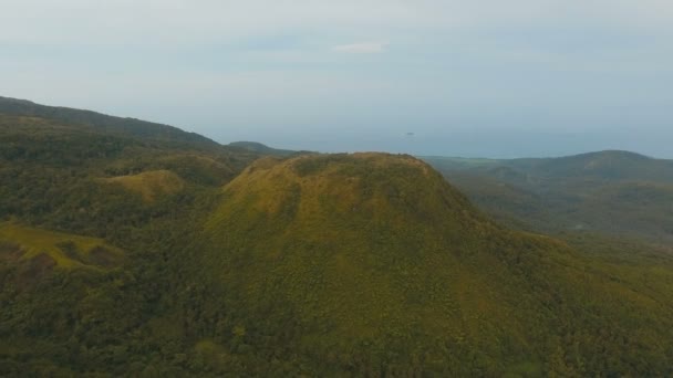 Havadan görünümü akşam yağmur ormanları. Camiguin Adası Filipinler. — Stok video