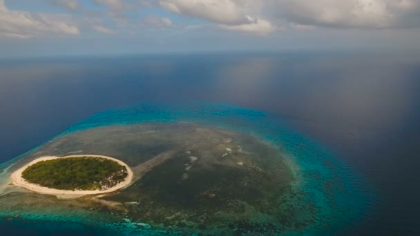 Letecký pohled na krásné pláži na tropickém ostrově. Mantigue island Filipíny. — Stock video