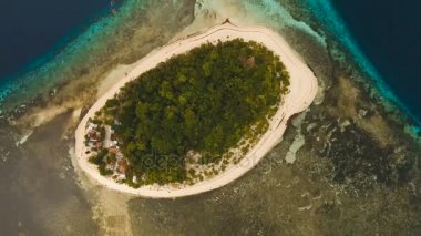 Havadan görünümü güzel plaj tropikal adada. Mantigue Adası Filipinler.