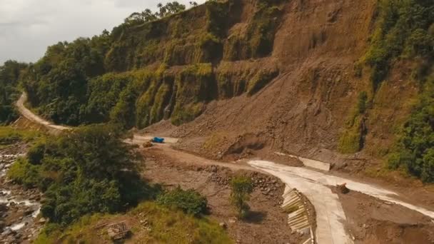 Aardverschuiving op de weg in de bergen. Camiguin island, Filippijnen. — Stockvideo