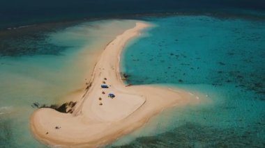 Havadan görünümü güzel plaj tropikal adada. Camiguin Adası Filipinler.