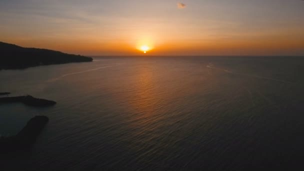Красиві заходом або сходом сонця над морем, пташиного польоту. Філіппіни. — стокове відео