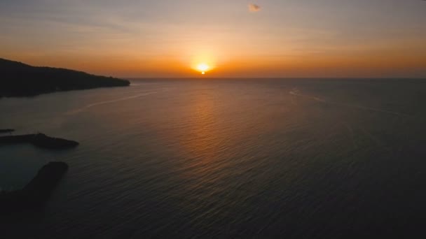 Belo pôr do sol ou nascer do sol sobre o mar, vista aérea. Filipinas . — Vídeo de Stock