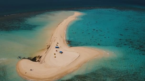 Luftaufnahme schöner Strand auf tropischer Insel. Kamiguin-Inselphilippinen. — Stockvideo