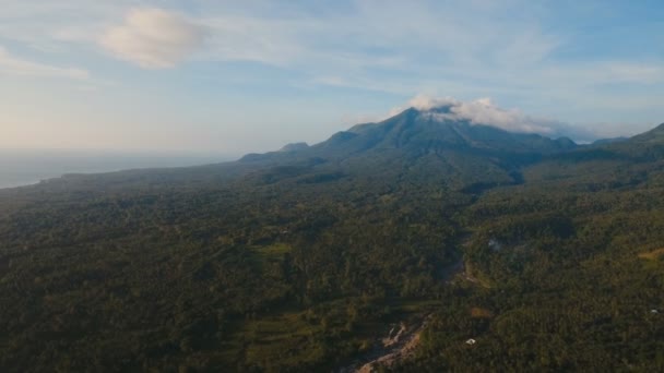 Berge mit tropischem Wald. Kamiguin-Inselphilippinen. — Stockvideo