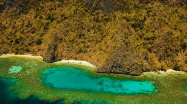 Hava manzaralı tropikal göl, deniz, sahil. Tropikal ada. Busuanga, Palawan, Filipinler.