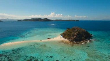 Tropikal Bulog Dos Adası 'ndaki hava manzaralı güzel bir sahil. Filipinler.