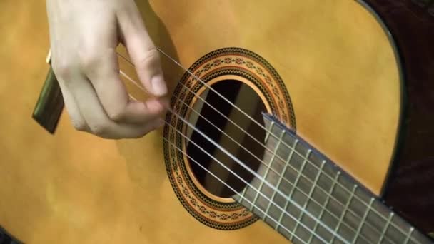 Frauenhände spielen Akustikgitarre. — Stockvideo