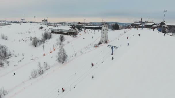 Estación de esquí en la temporada de invierno. Vista aérea . — Vídeo de stock