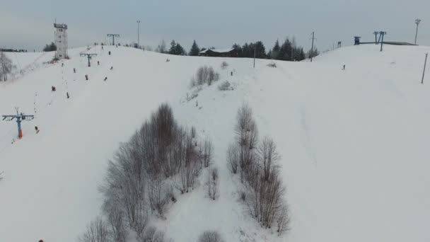 Estância de esqui na temporada de inverno. Vista aérea . — Vídeo de Stock