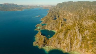 Havadan görünümü İki Yataklı göl, deniz, plaj. Tropik ada. Busuanga, Palawan, Filipinler.