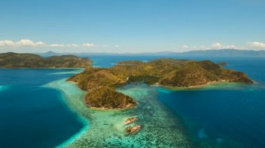 Hava manzaralı tropikal göl, deniz, sahil. Tropikal ada. Busuanga, Palawan, Filipinler.