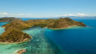 Hava manzaralı tropikal göl, deniz, sahil. Tropikal ada. Busuanga, Palawan, Filipinler.