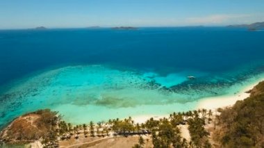 Hava manzaralı tropikal göl, deniz, sahil. Tropikal ada. Busuanga, Palawan, Filipinler.