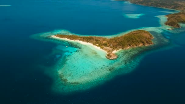 Vue aérienne belle plage sur une île tropicale Malcapuya. Philippines . — Video