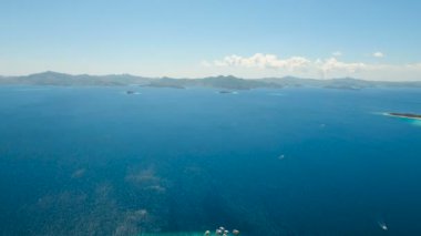 Muz adasındaki hava manzaralı güzel bir plaj. Filipinler.