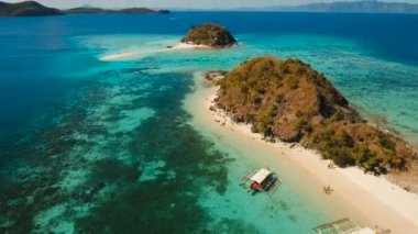 Tropikal Bulog Dos Adası 'ndaki hava manzaralı güzel bir sahil. Filipinler.