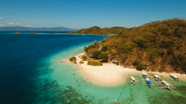 Vista aérea hermosa playa en una isla tropical Banana. Filipinas. — Vídeos de Stock