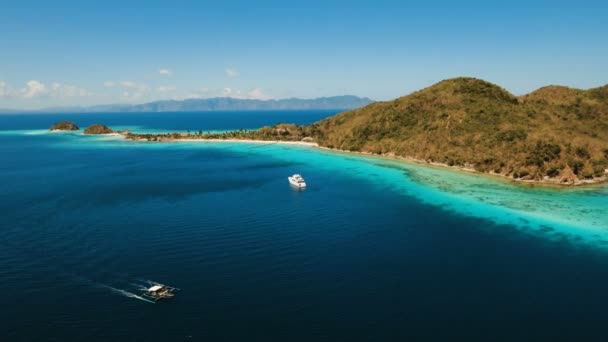 Vista aérea hermosa playa en un tropical Bulog Dos Island. Filipinas. — Vídeo de stock