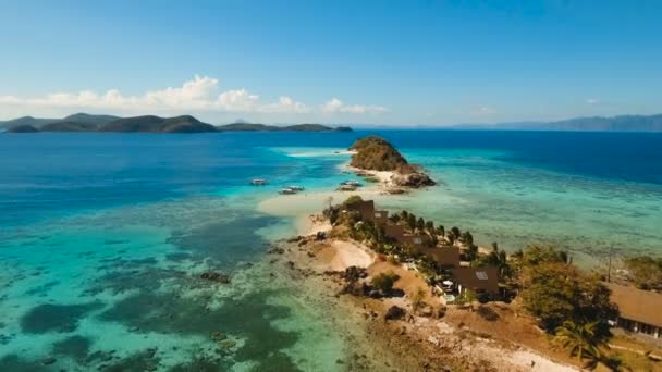 Antenn Visa vacker strand på en tropisk ö. Coron, Palawan, Filippinerna. — Stockvideo