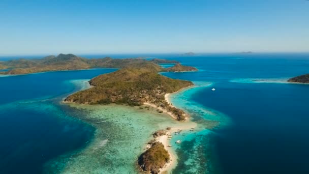 Vista aérea hermosa playa en un tropical Bulog Dos Island. Filipinas. — Vídeo de stock