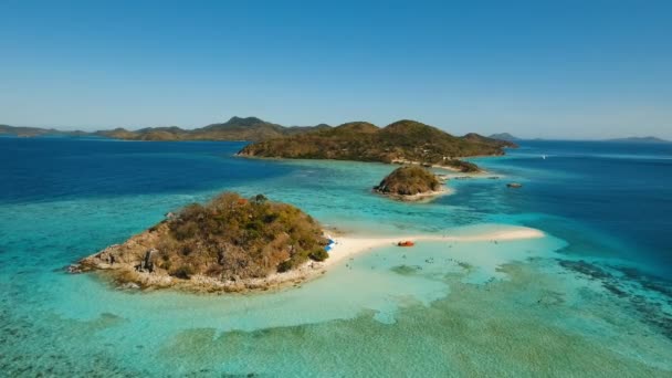 Letecký pohled krásná pláž na tropické Bulog Dos Island. Filipíny. — Stock video