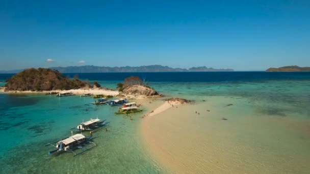 Вид с воздуха красивый пляж на тропическом острове. Филиппины. — стоковое видео