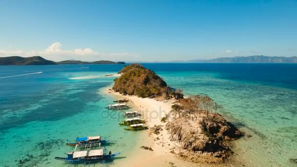 Letecký pohled krásné pláže na tropickém ostrově. Coron, Palawan, Filipíny. — Stock video