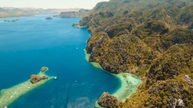 Hava manzaralı tropikal göl, deniz, sahil. Tropikal ada. Busuanga, Palawan, Filipinler.