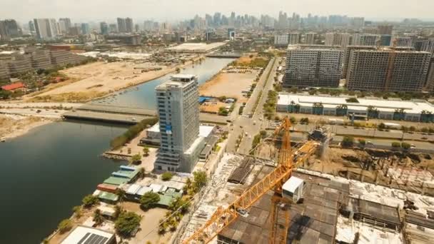 Edificio in costruzione con gru in città. Filippine, Manila, Makati . — Video Stock