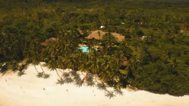 Hava güzel bir plaj tropikal bir adada görüntüleyin. Filipinler, Anda alan.