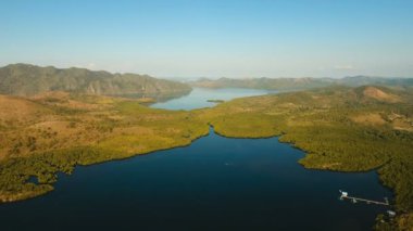 Tropikal peyzaj, dağlar, orman, defne. Busuanga, Palawan, Filipinler.