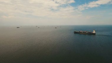 Hava Kargo gemileri denizde demir attı. Filipinler, Manila.