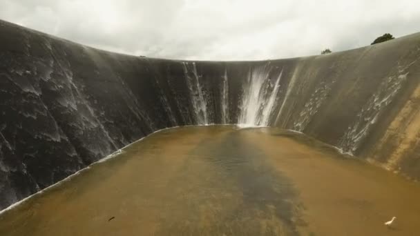 Widok z lotu ptaka tamy na jeziorze, Bohol, Filipiny. — Wideo stockowe