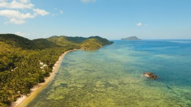 Antenne bekijken strand op een tropisch eiland. Busuanga, Palawan, Filipijnen. — Stockvideo