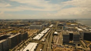 Gökdelenleri ve binaları olan bir havacılık şehri. Filipinler, Manila, Makati.